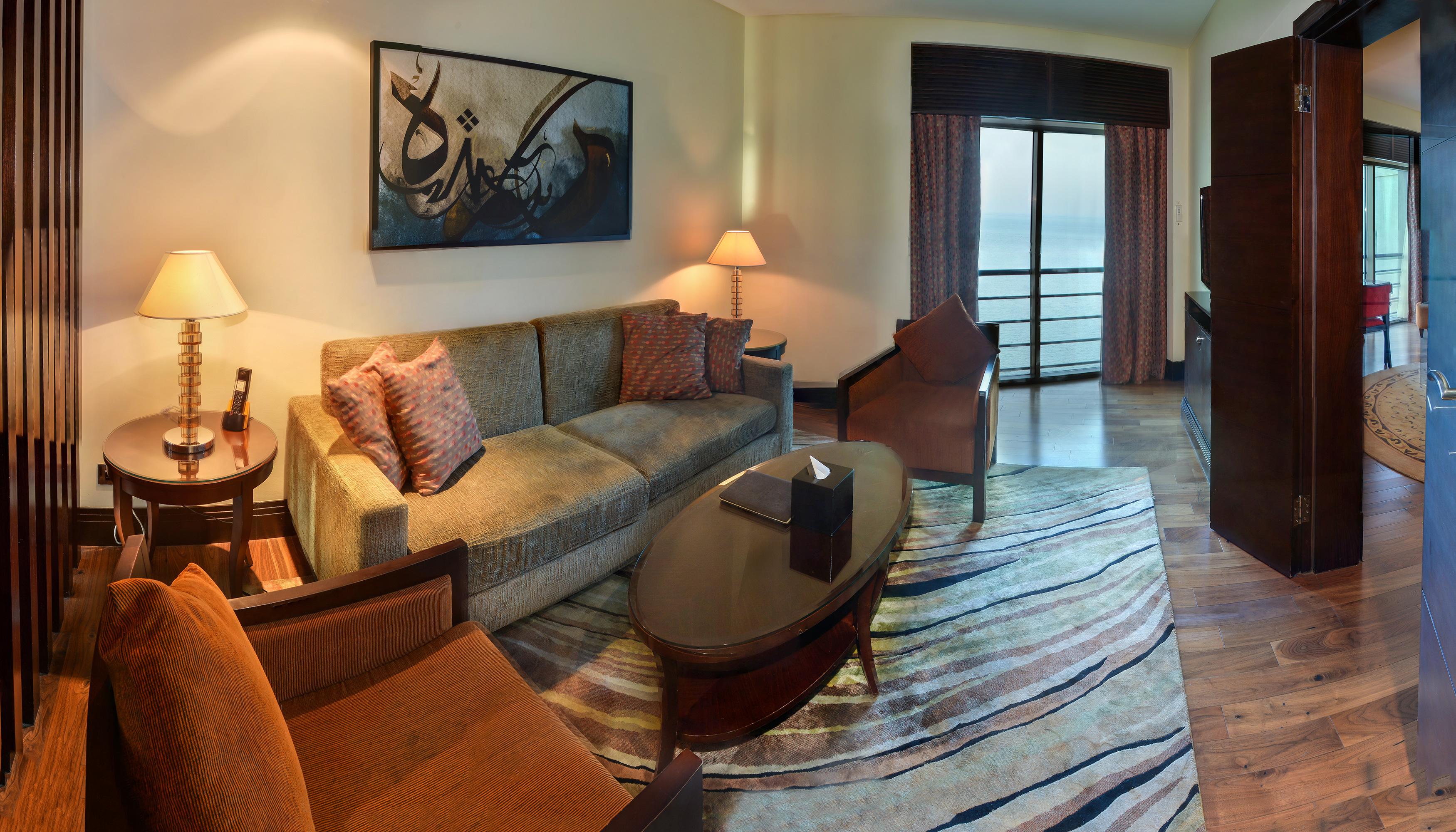 Hotel Sofitel Al Khobar The Corniche Exterior foto A living room in a suite at the Ritz-Carlton, Bahrain