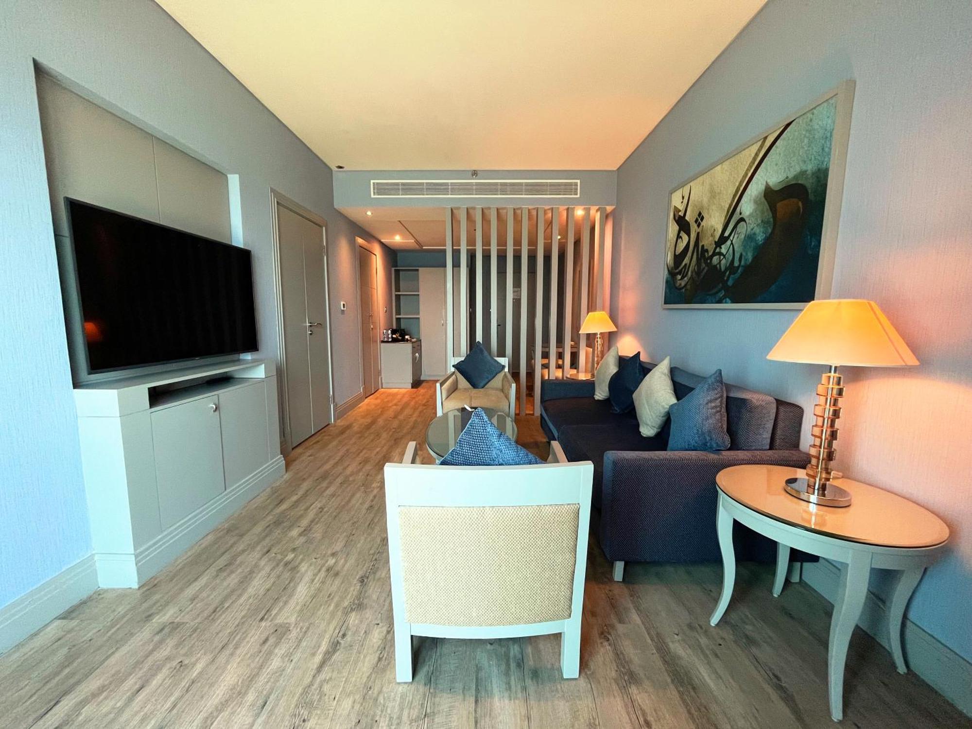 Hotel Sofitel Al Khobar The Corniche Exterior foto A living room in a suite at the hotel