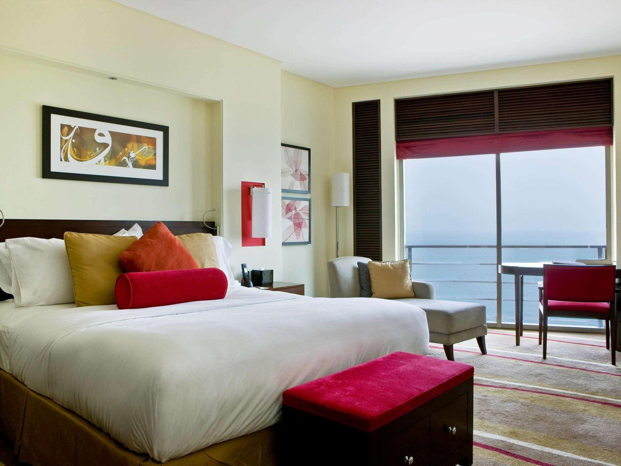 Hotel Sofitel Al Khobar The Corniche Exterior foto A guest room at the hotel
