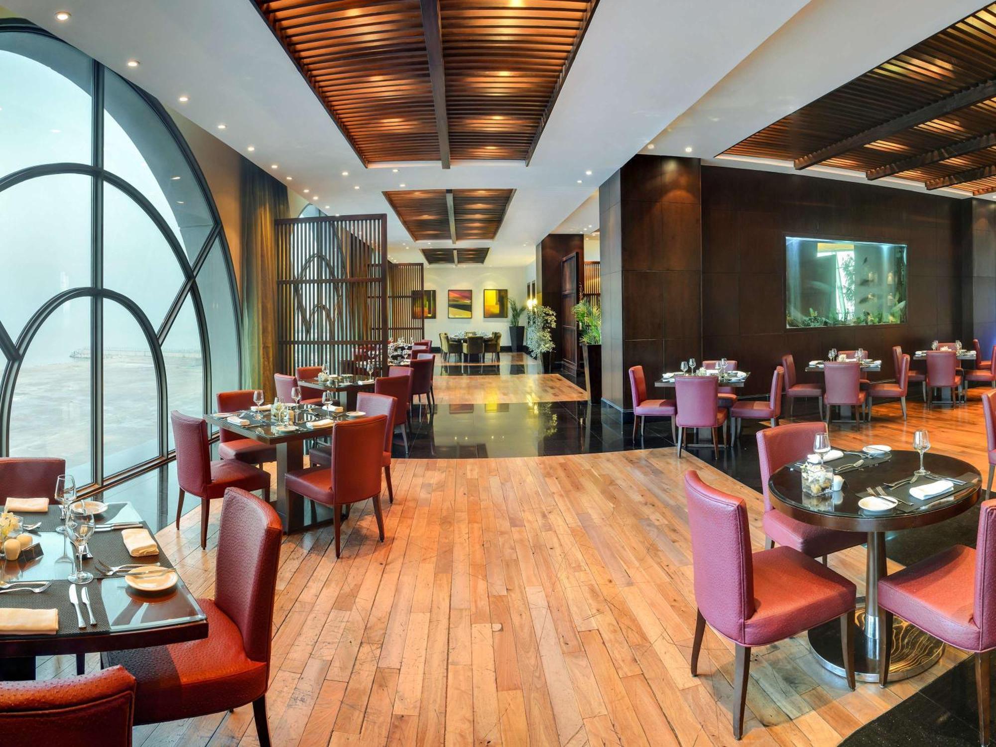 Hotel Sofitel Al Khobar The Corniche Exterior foto The restaurant