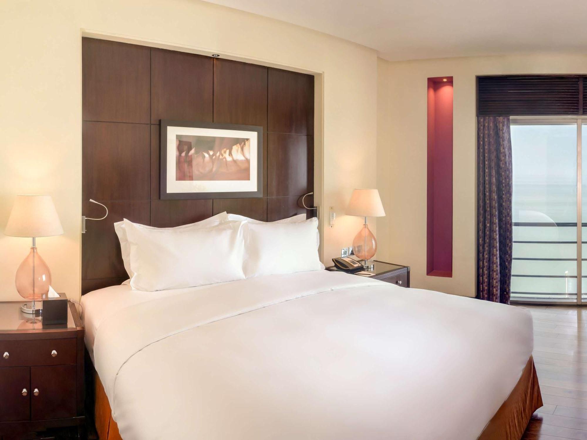Hotel Sofitel Al Khobar The Corniche Exterior foto A bedroom at the hotel